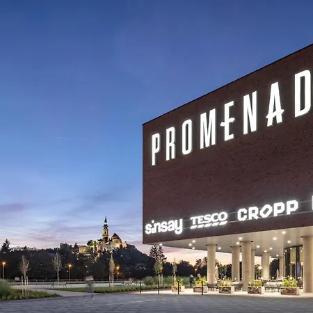 Promenada With Free Parking نيترا
